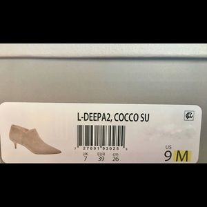 Kitten heeled beige/tan shoes